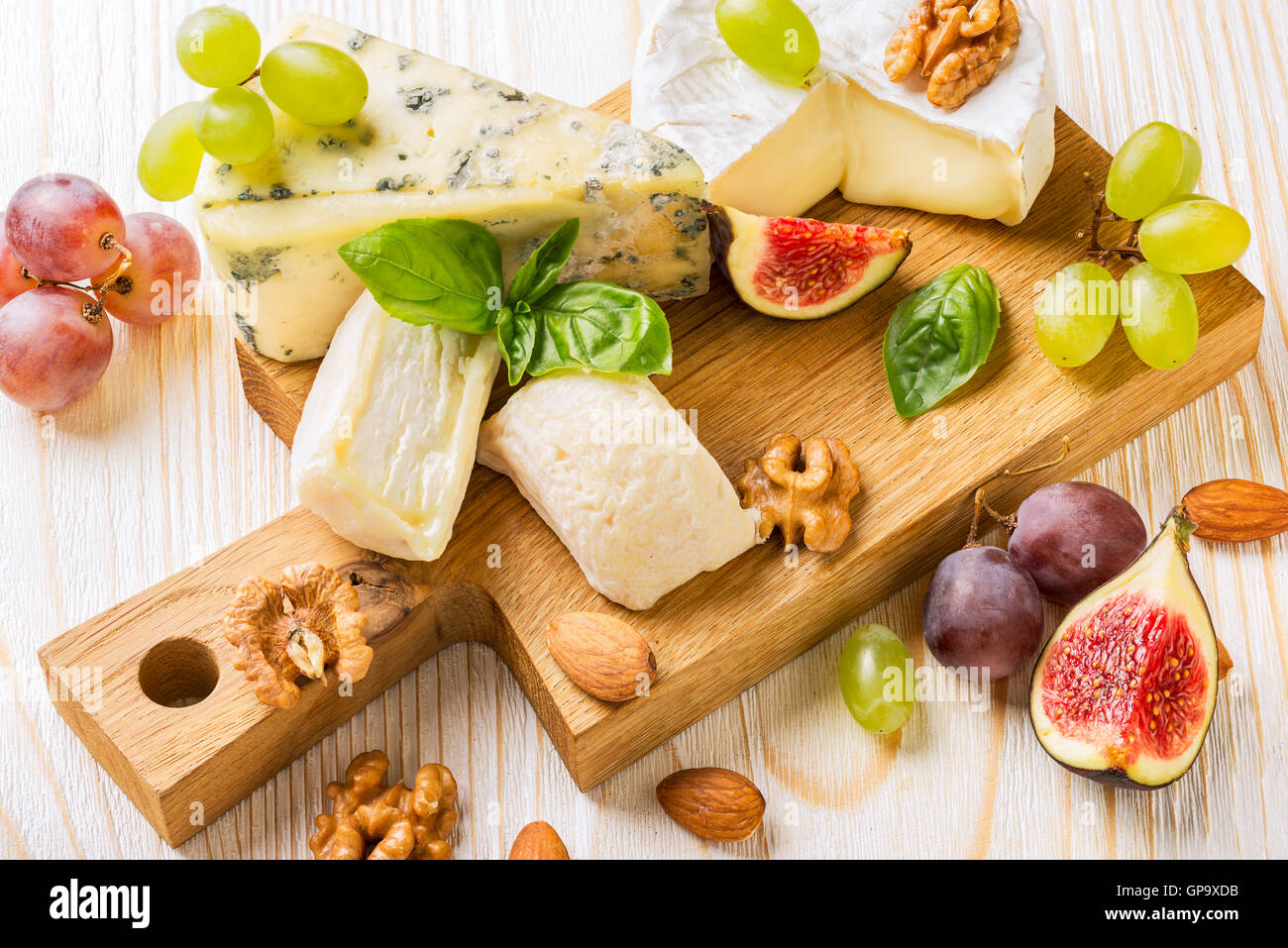 Tabla De Quesos Con Uvas Fotos e Imágenes de stock Alamy