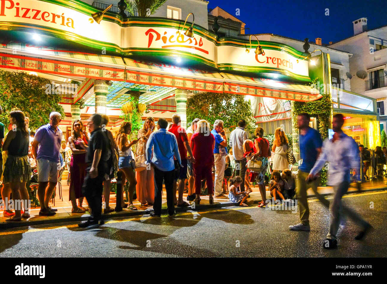 Gente esperando en línea en Picasso pizzería en la noche, la vida nocturna, Puerto  Banús, Marbella, España Fotografía de stock - Alamy