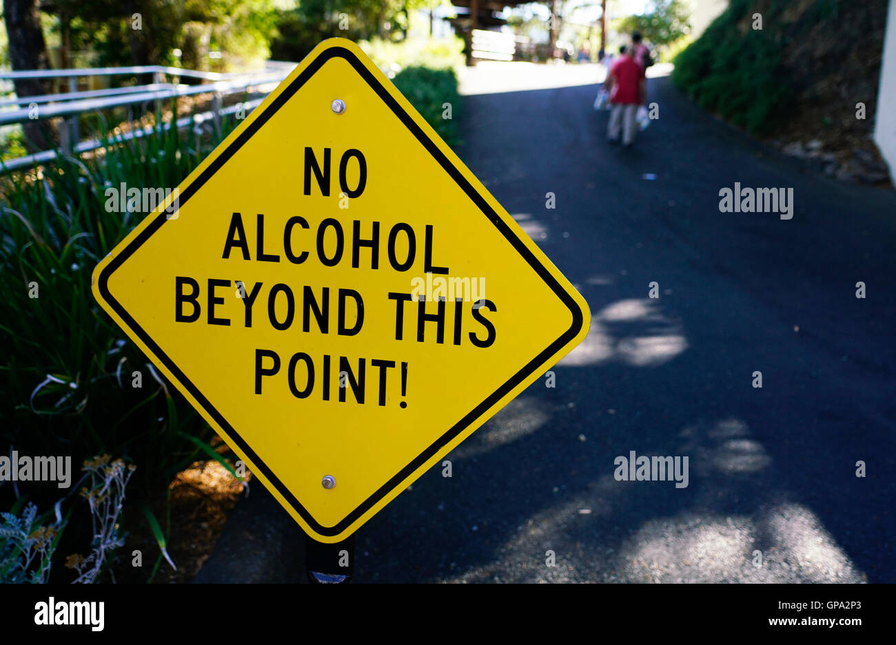 "Nada de alcohol más allá de este punto" signo de advertencia en Sterling Vineyards winery.Calistoga, Napa Valley, California, EE.UU. Foto de stock