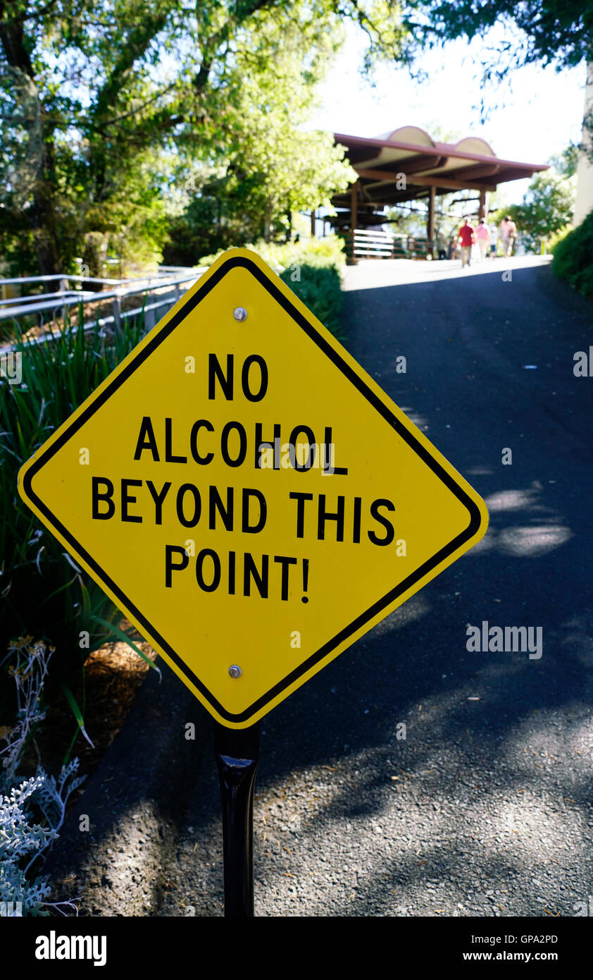 Nada de alcohol más allá de este punto" signo de advertencia en Sterling  Vineyards winery.Calistoga, Napa Valley, California, EE.UU Fotografía de  stock - Alamy