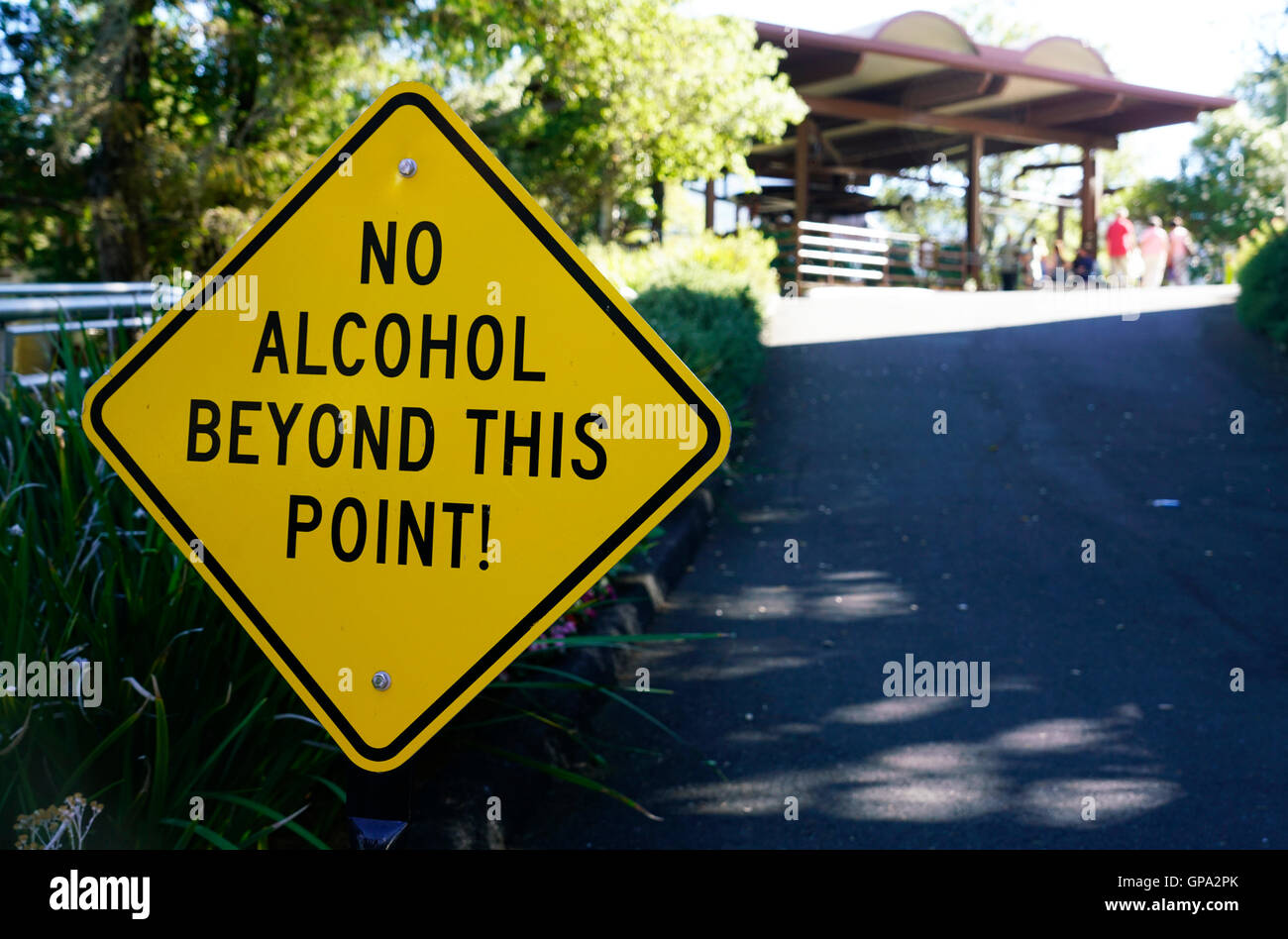 "Nada de alcohol más allá de este punto" signo de advertencia en Sterling Vineyards winery.Calistoga, Napa Valley, California, EE.UU. Foto de stock