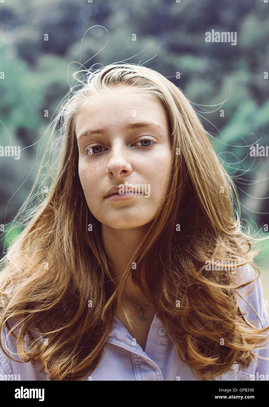 Bonito retrato de una adolescente con el pelo rubio, mirando pensativo Foto de stock