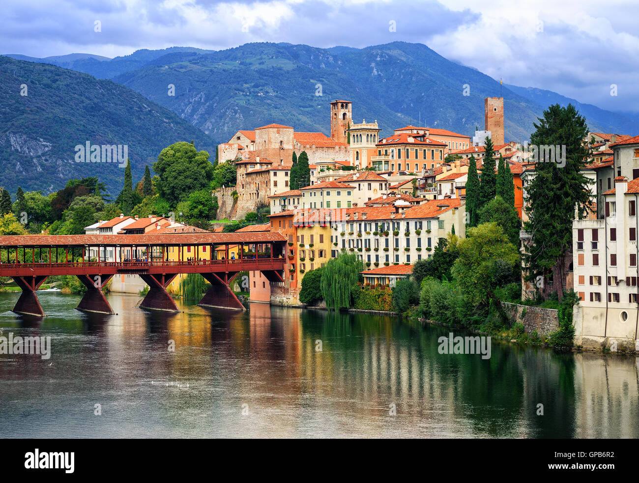 Bassano del Grappa, pequeña ciudad medieval en los Alpes, la región del Veneto, Italia Foto de stock