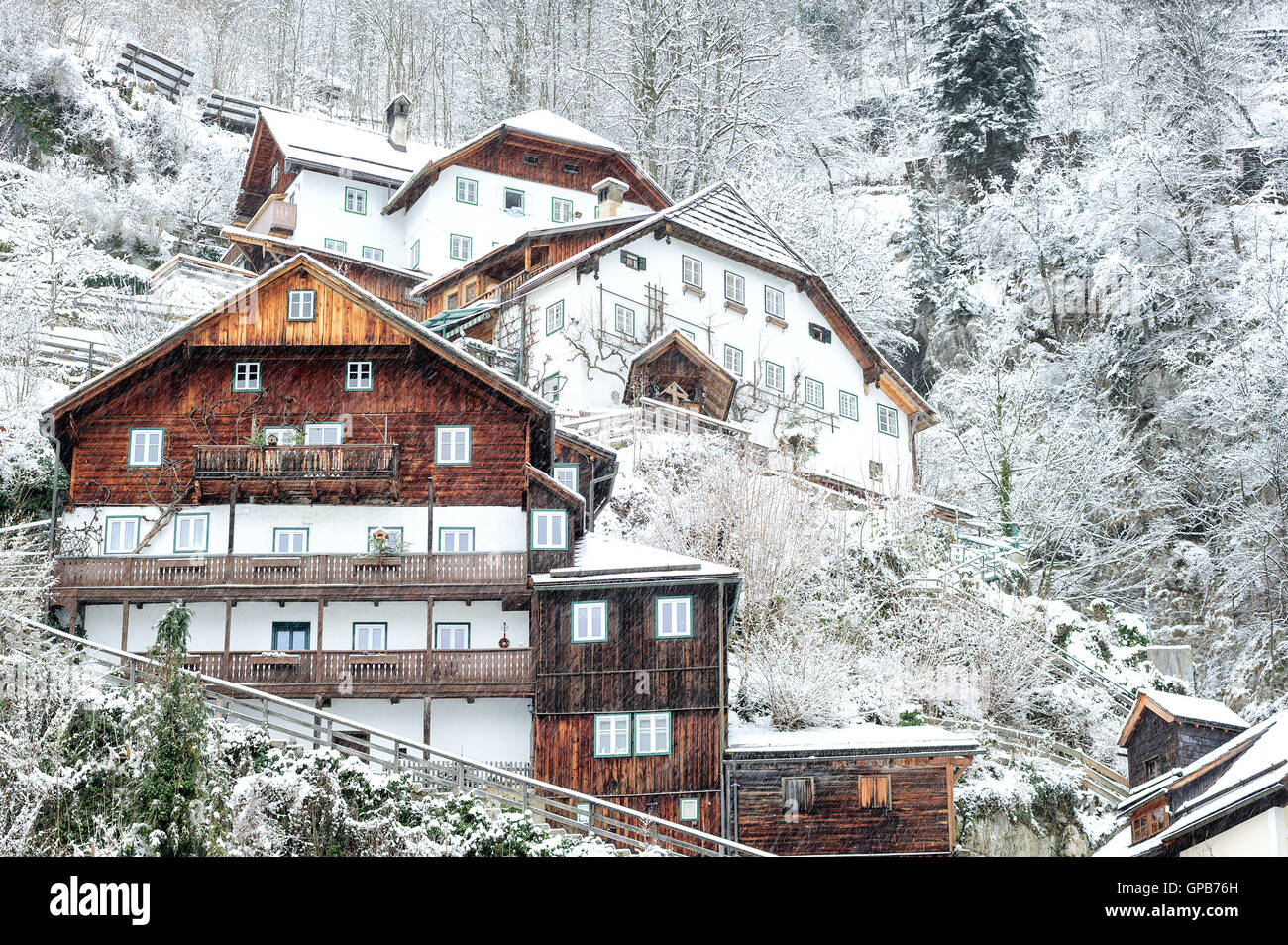 Las tradicionales casas de madera sobre la ladera de una colina en las montañas de los Alpes, Hallstatt, Austria Foto de stock
