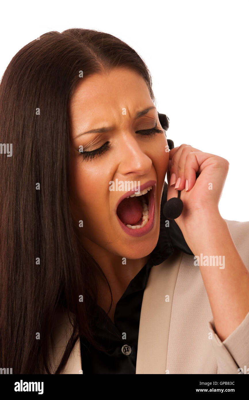 Mujer con auriculares micrófono gritando en trabajar en call center para ayudar a los clientes. Foto de stock