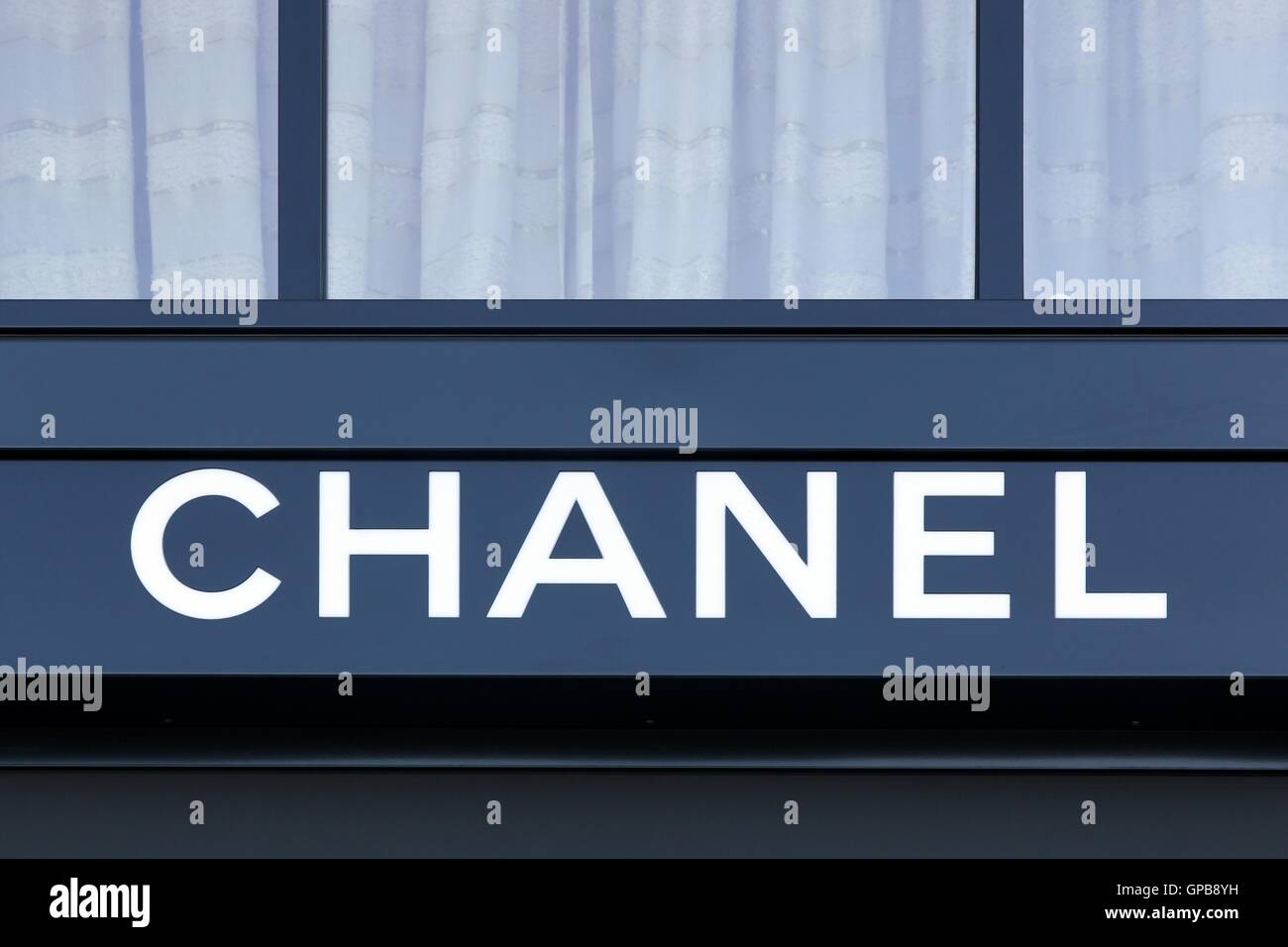 Logotipo de Chanel en una pared. Foto de stock