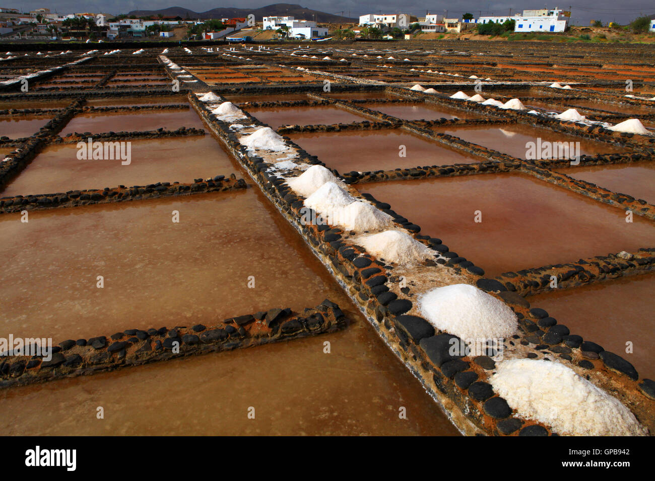 Los métodos tradicionales de producción de sal. Salinas del Carmen, Fuerteventura Foto de stock