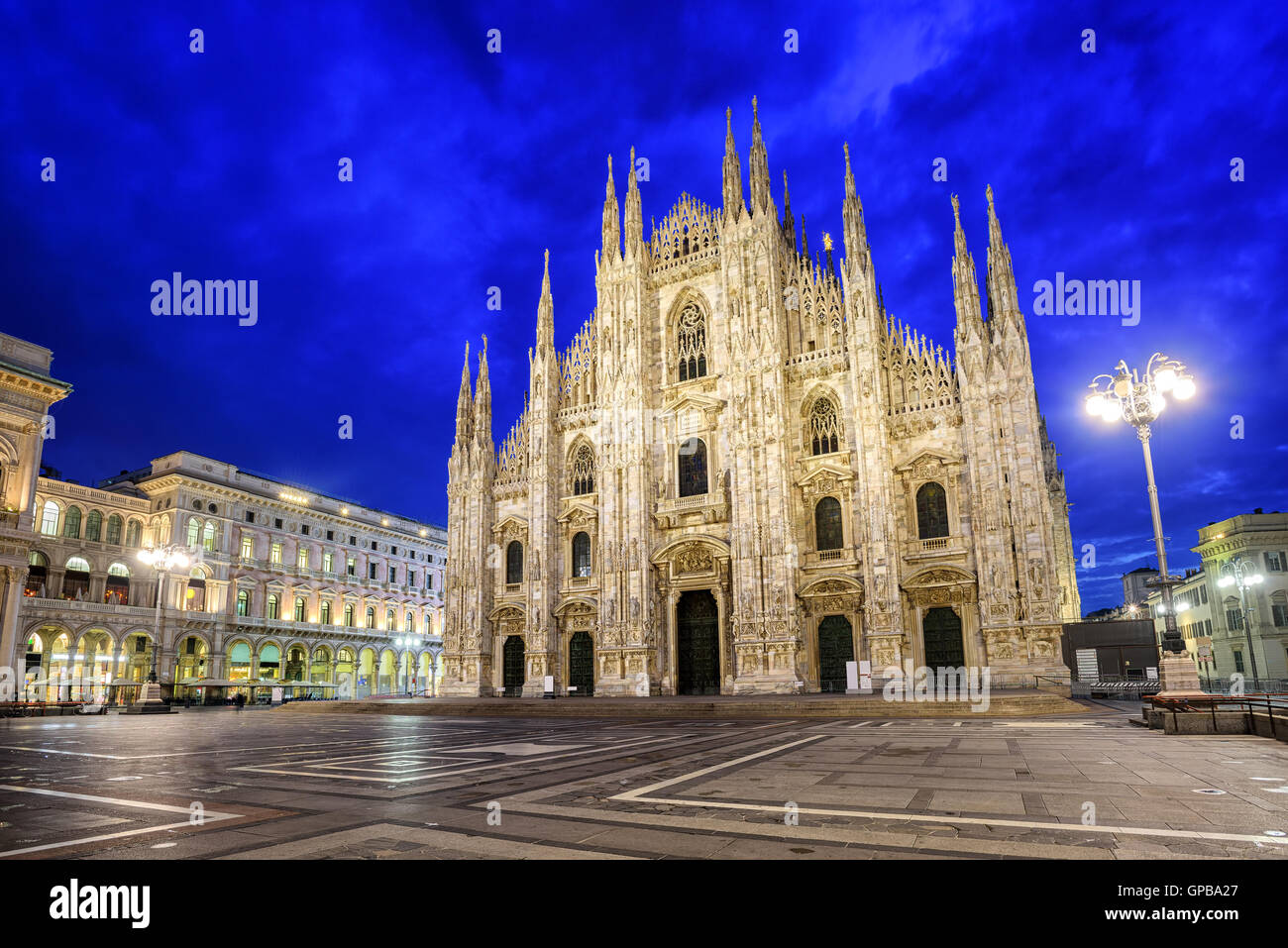 La Catedral de Milán, el Duomo di Milano, una de las iglesias más grandes en el mundo Foto de stock