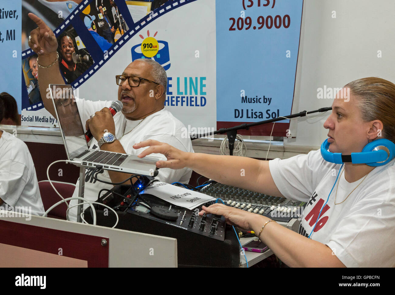 Detroit, Michigan - El reverendo Horace Sheffield III emite su programa semanal de radio talk show. Foto de stock