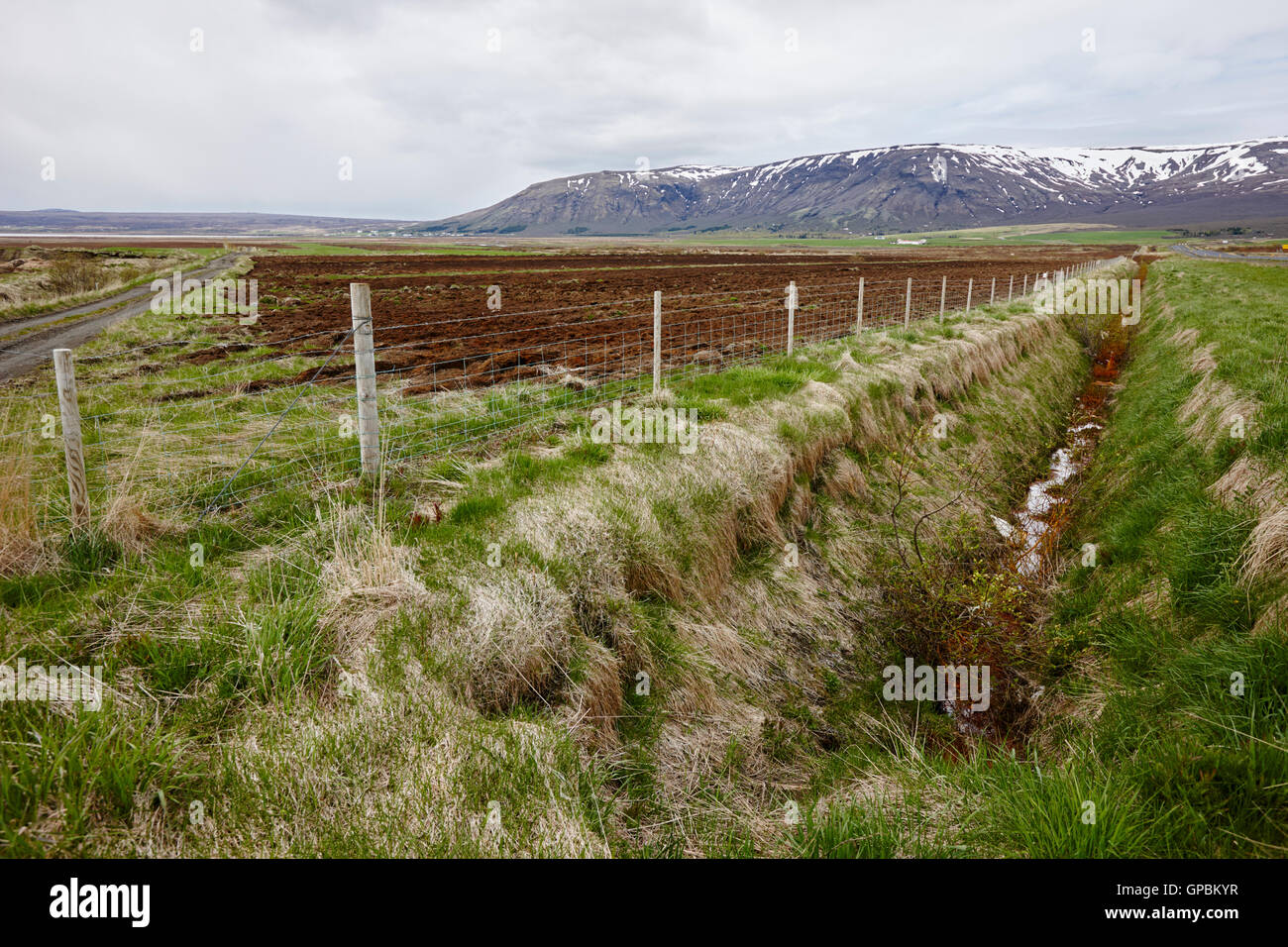 Las zanjas excavadas junto a los campos en Islandia Foto de stock