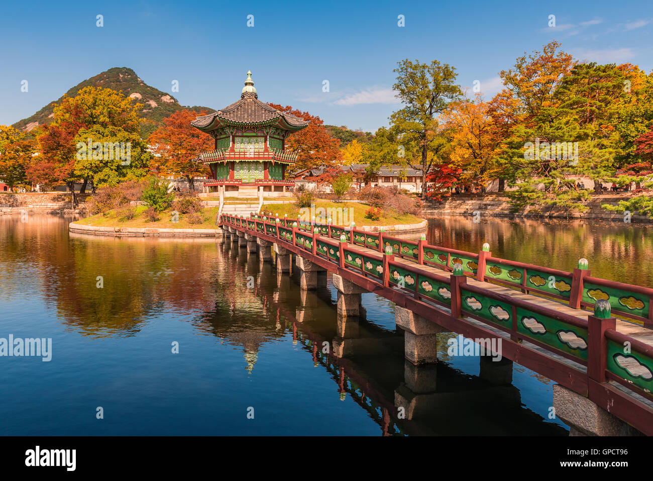 Otoño del Palacio Gyeongbokgung en Seúl, Corea. Foto de stock