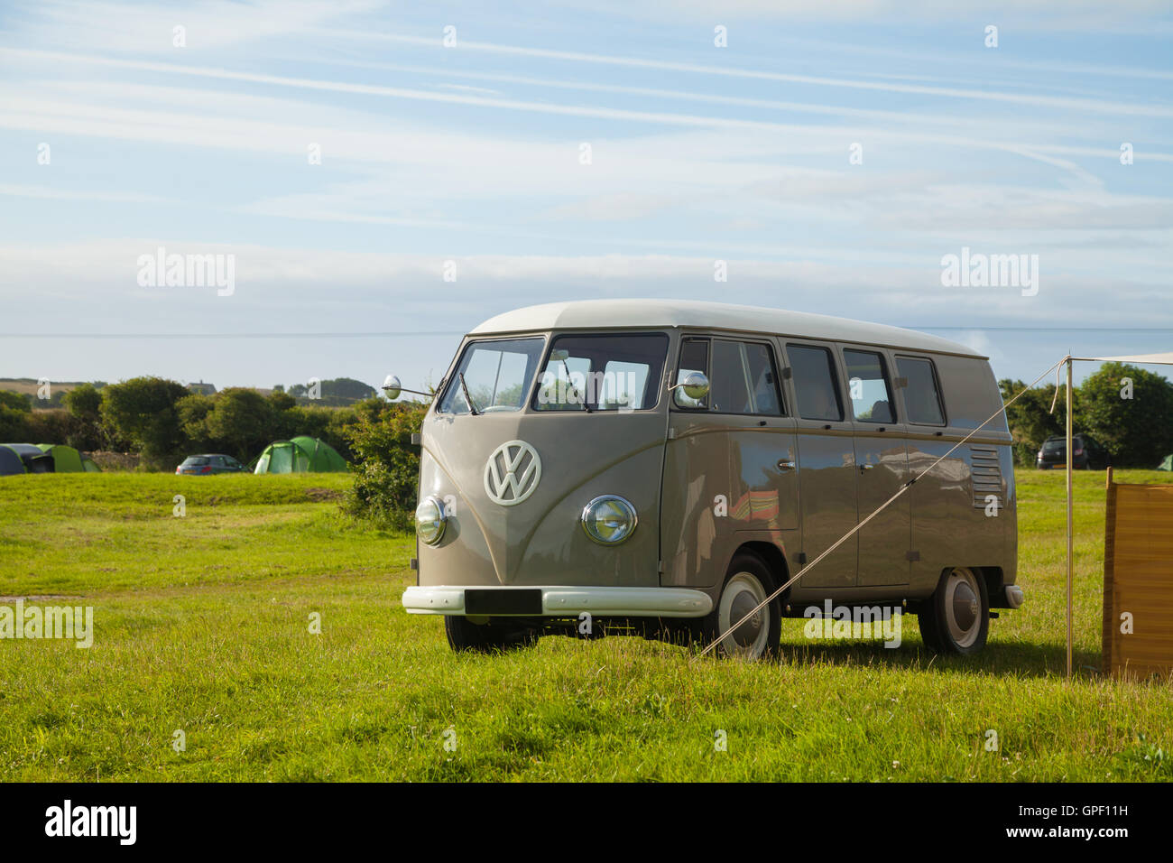 Un VW Camper Van y carpa en un camping en inglés. Foto de stock