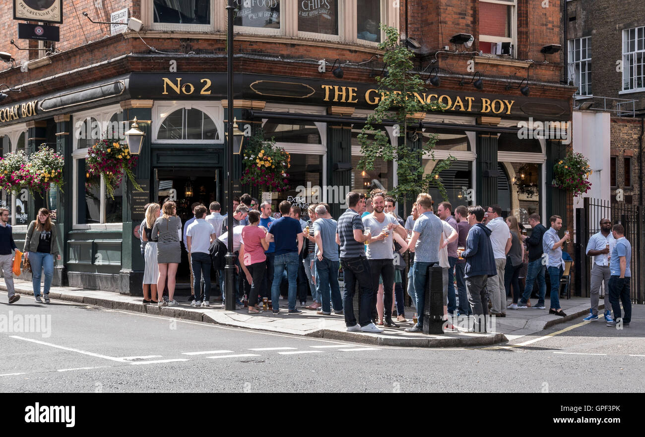 Chico Greencoat Pub en victoria sobre un veranos al mediodía en la London SW1 Foto de stock