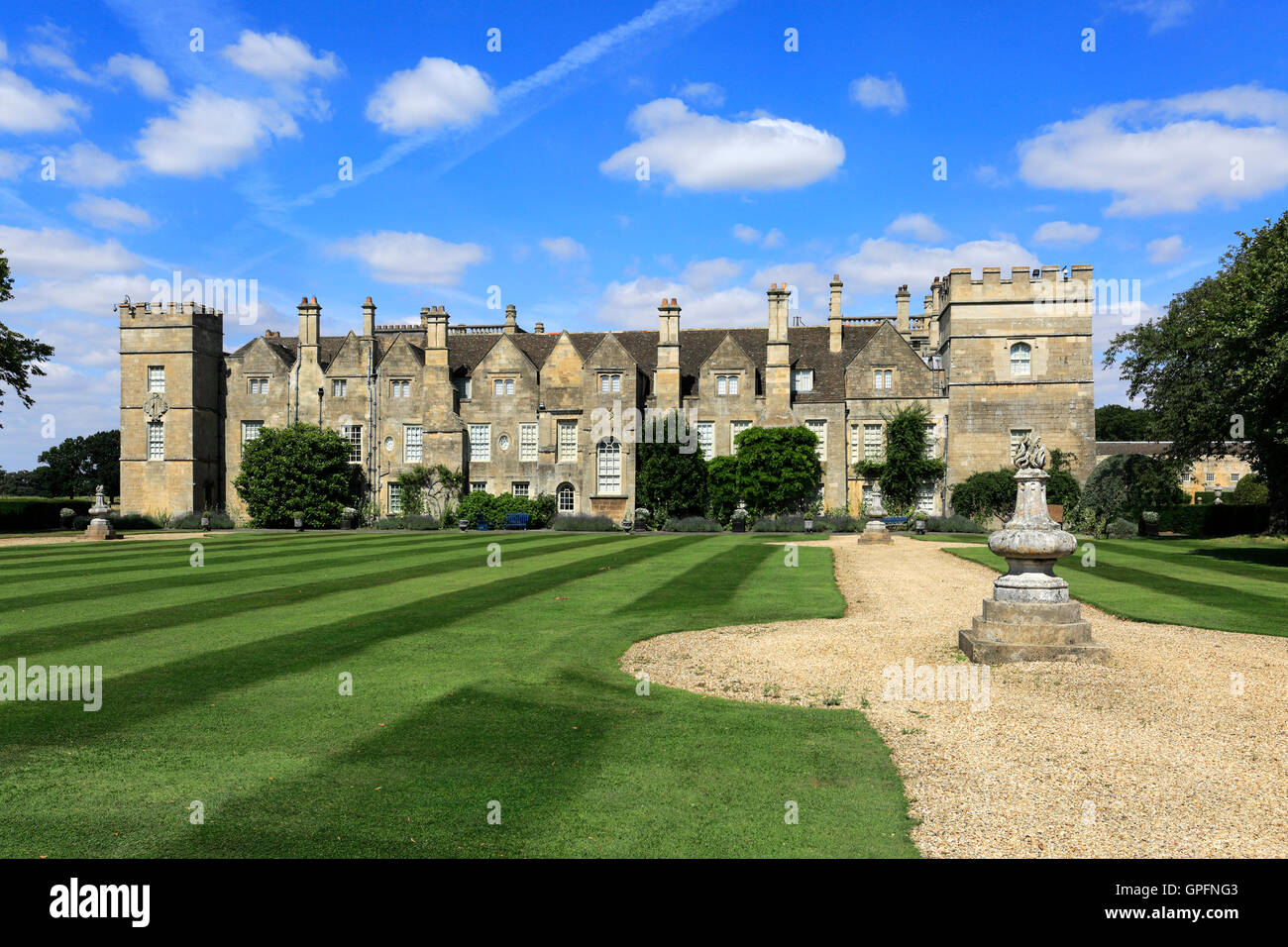 En verano, el castillo de Grimsthorpe y jardines, Lincolnshire, Inglaterra, Reino Unido. Foto de stock