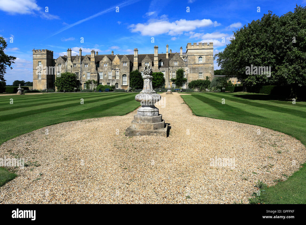 En verano, el castillo de Grimsthorpe y jardines, Lincolnshire, Inglaterra, Reino Unido. Foto de stock