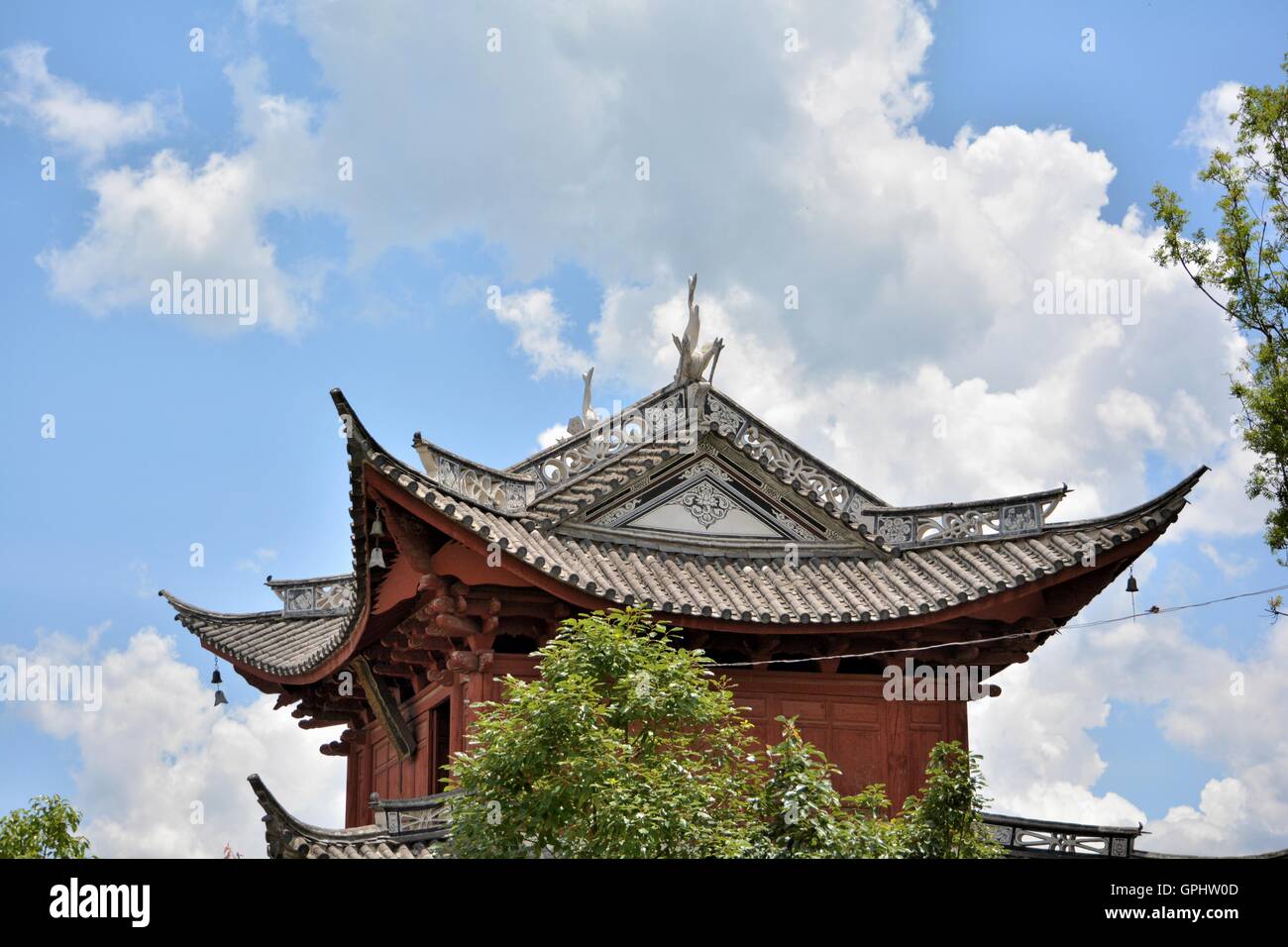 Antiguo edificio tradicional del suroeste de China, en el condado de Dali, provincia de Yunnan. Foto de stock