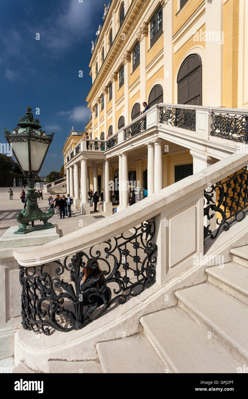 Escalera en el Palacio Schönbrunn en Viena, Austria. Foto de stock