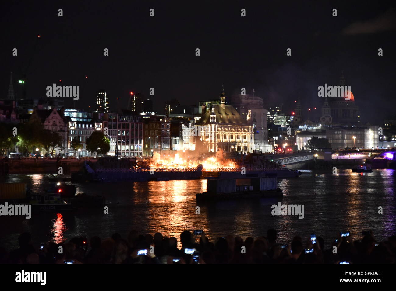 Londres, Reino Unido. El 4 de septiembre, 2016. Incendio de Londres 350 aniversario. el fuego sobre el Támesis Crédito: Stefano Padoan/Alamy Live News Foto de stock