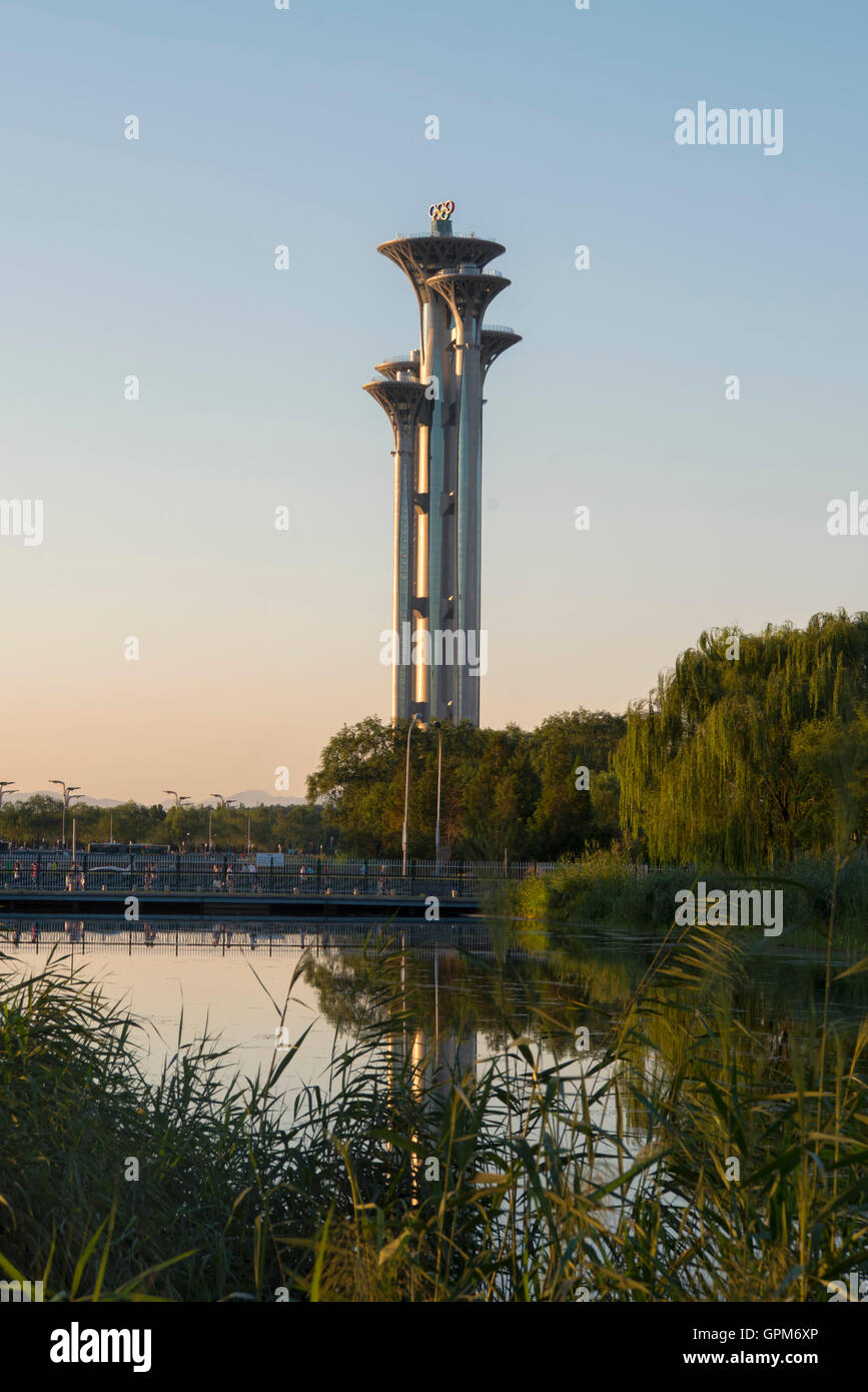 Ling Long Tower en el Parque Olímpico en Beijing, China Foto de stock