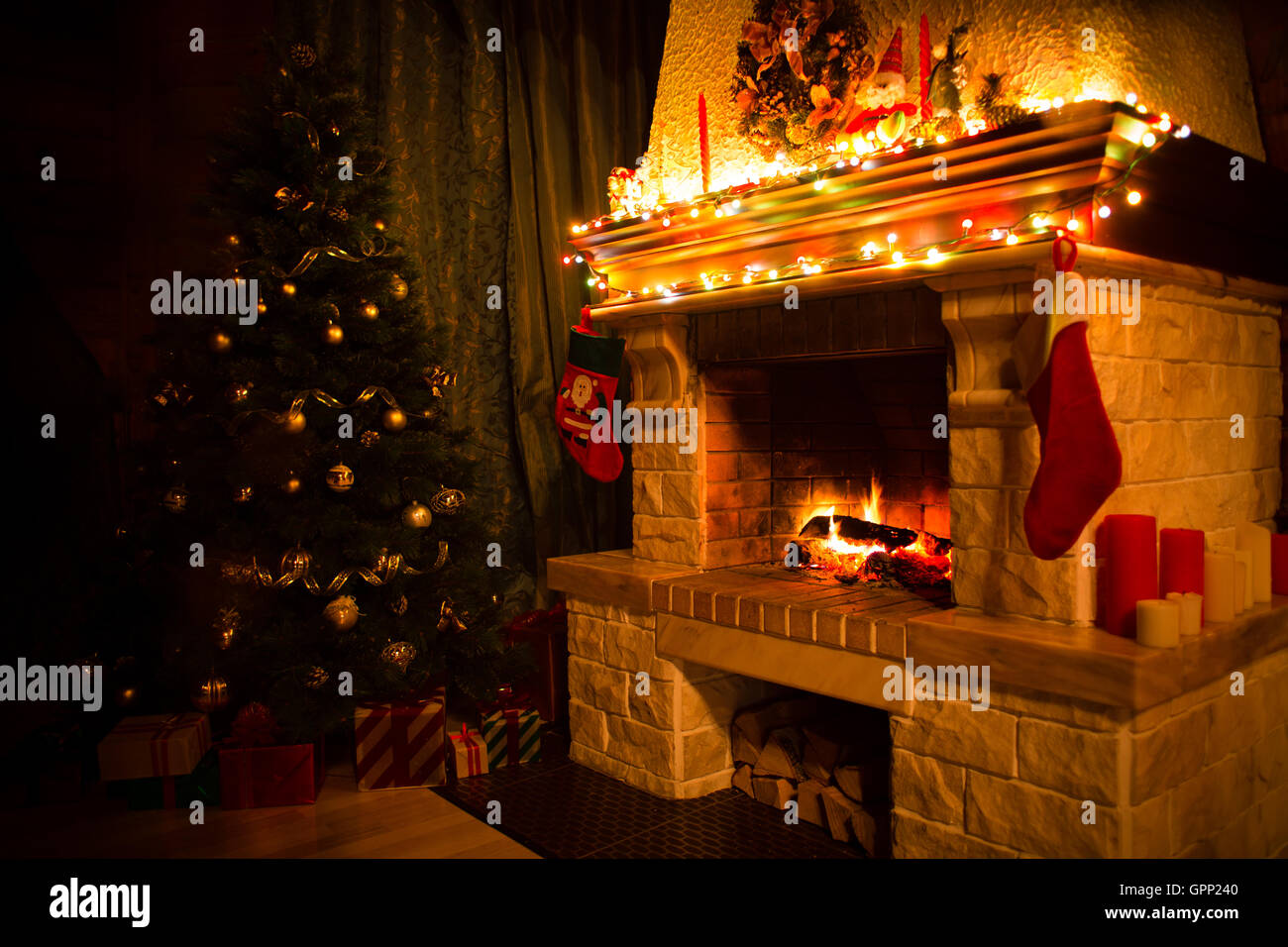 Interior de navidad con árbol de navidad, regalos y la chimenea. Foto de stock