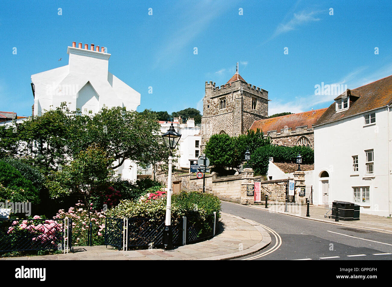 Ciudad vieja de Hastings, East Sussex, Reino Unido, en la costa sur, con la iglesia de St Clements Foto de stock