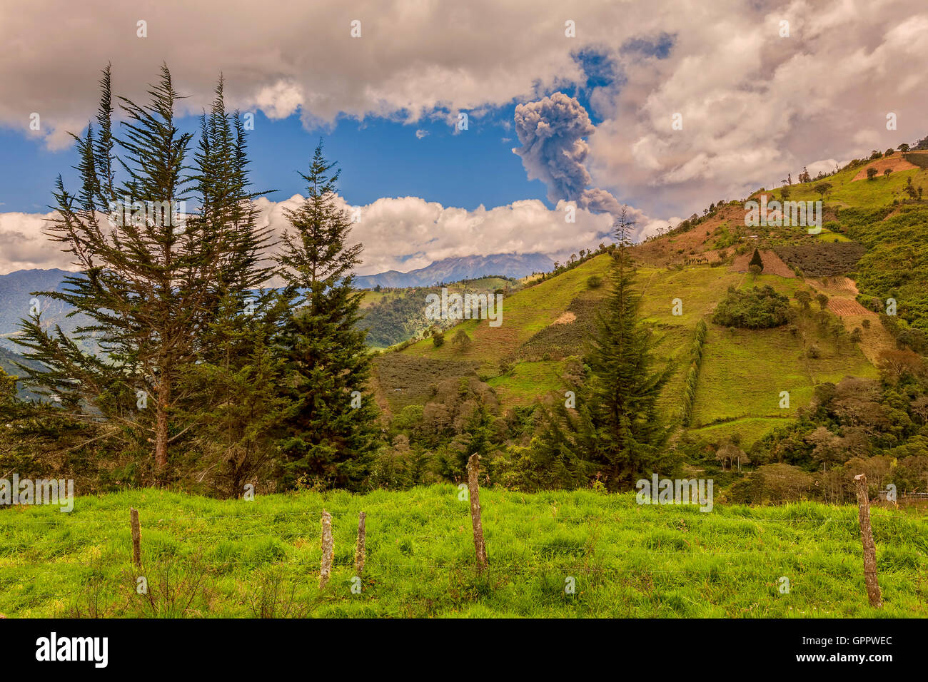 El volcán Tungurahua tiene un complejo histórico que incluye repentinos estallidos violentos, Sudamérica Foto de stock