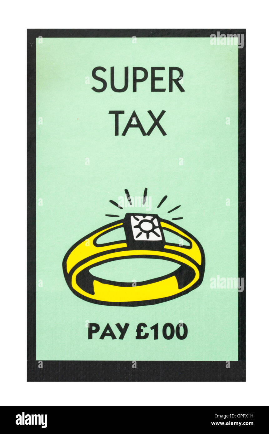 Juego de mesa Monopoly mostrando Super impuesto pagar £100, el clásico juego de compraventa de Parker Brothers Foto de stock