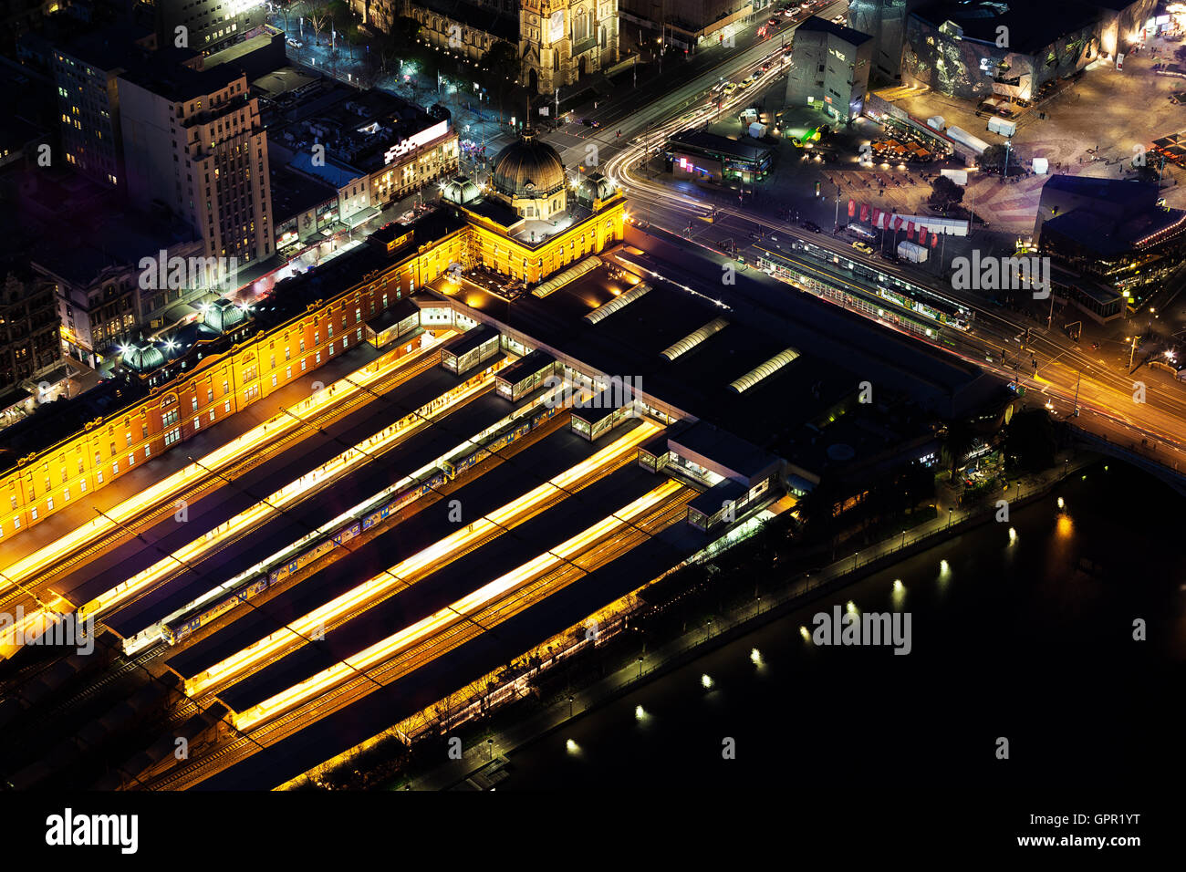 Vista aérea de la estación de Flinders Street en Melbourne CBD en la noche. Melbourne, Victoria, Australia Foto de stock