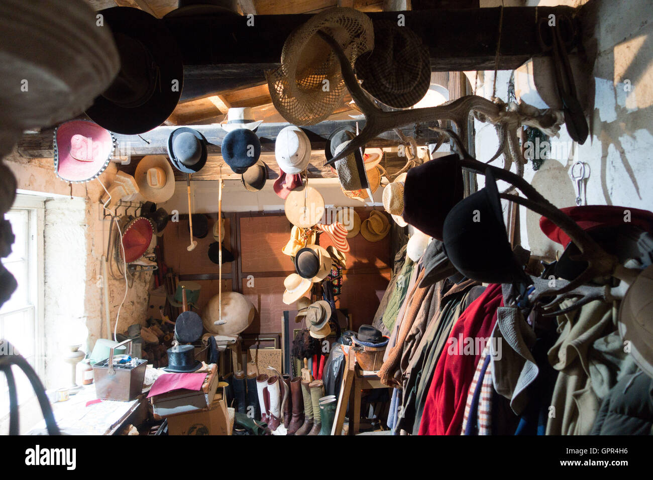 Sombreros, abrigos, botas del armario, trastero Foto de stock