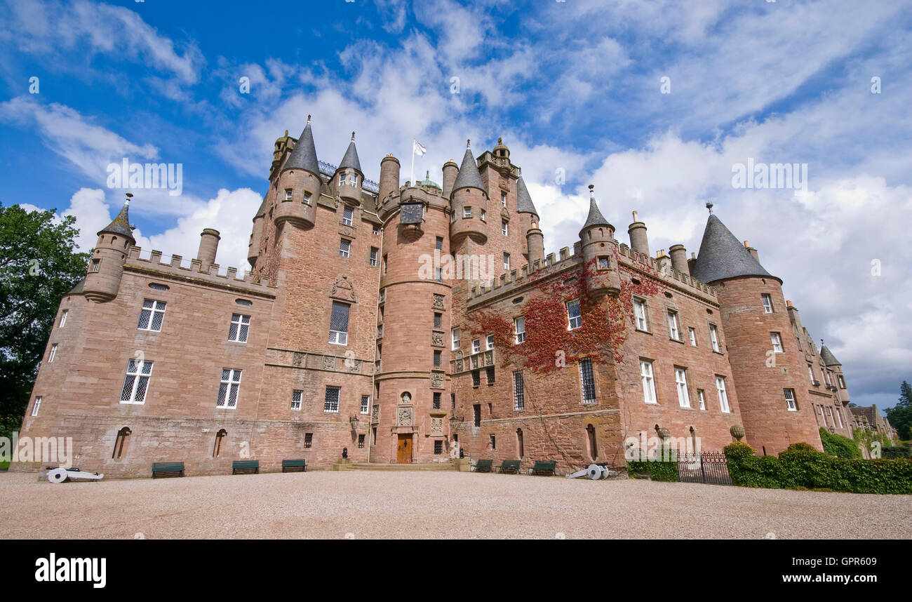 El famoso Castillo de Glamis en Angus, Escocia, Reino Unido. Foto de stock