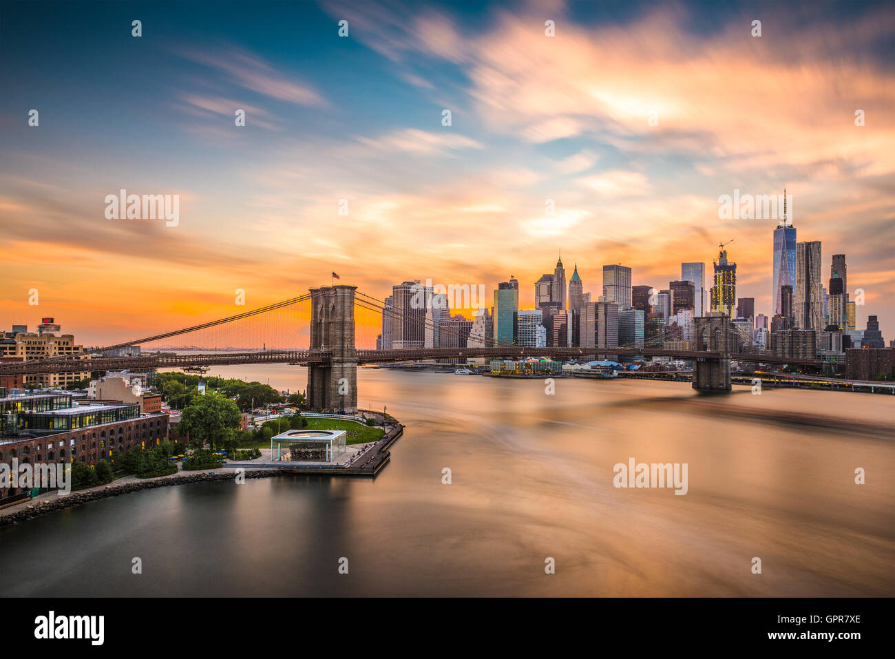 La Ciudad de Nueva York por el East River. Foto de stock