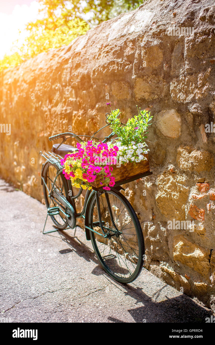 Bicicleta Vintage con flores Fotografía de stock - Alamy