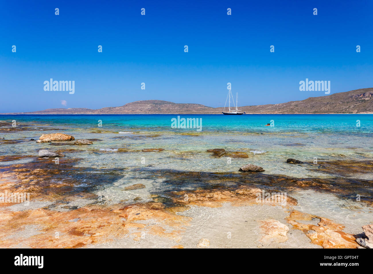 Yate de lujo en la playa en isla Elafonisos simos en Grecia con sus idílicas playas exóticas Foto de stock