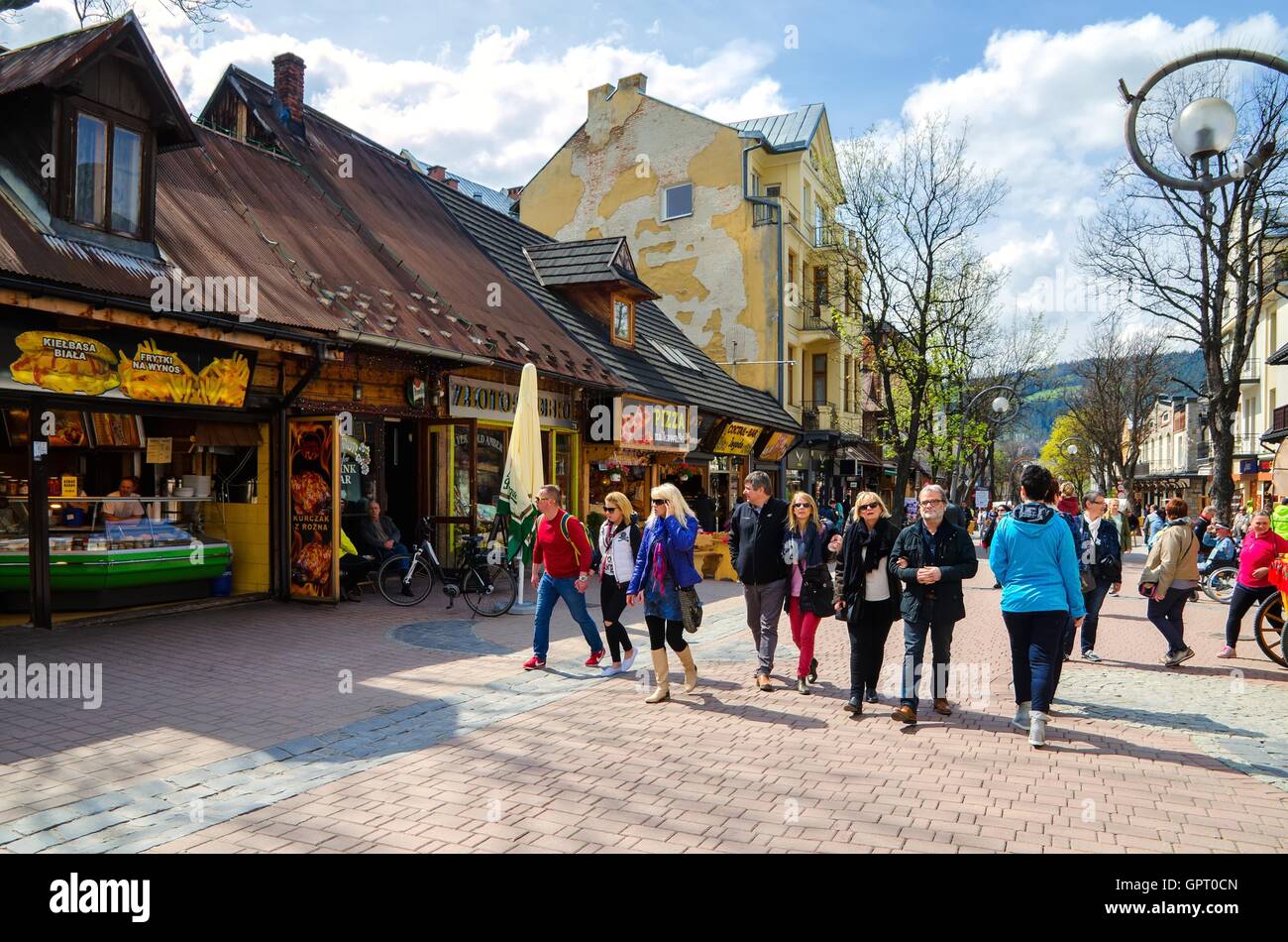 ZAKOPANE, Polonia - 8 de mayo de 2016: Los turistas en una popular calle Krupowki en Zakopane, Polonia. Foto de stock