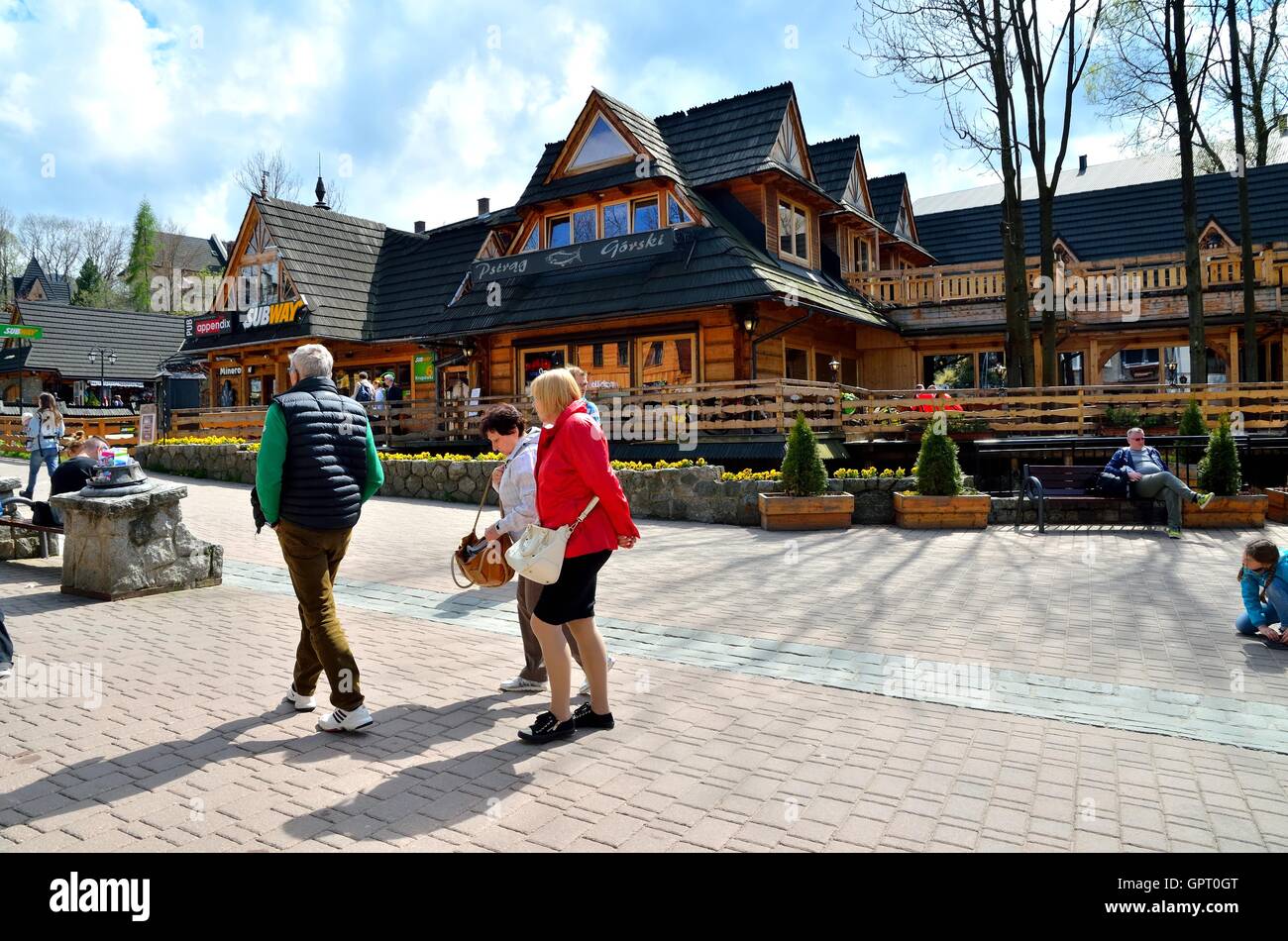 ZAKOPANE, Polonia - 8 de mayo de 2016: Los turistas en una popular calle Krupowki en Zakopane, Polonia. Foto de stock
