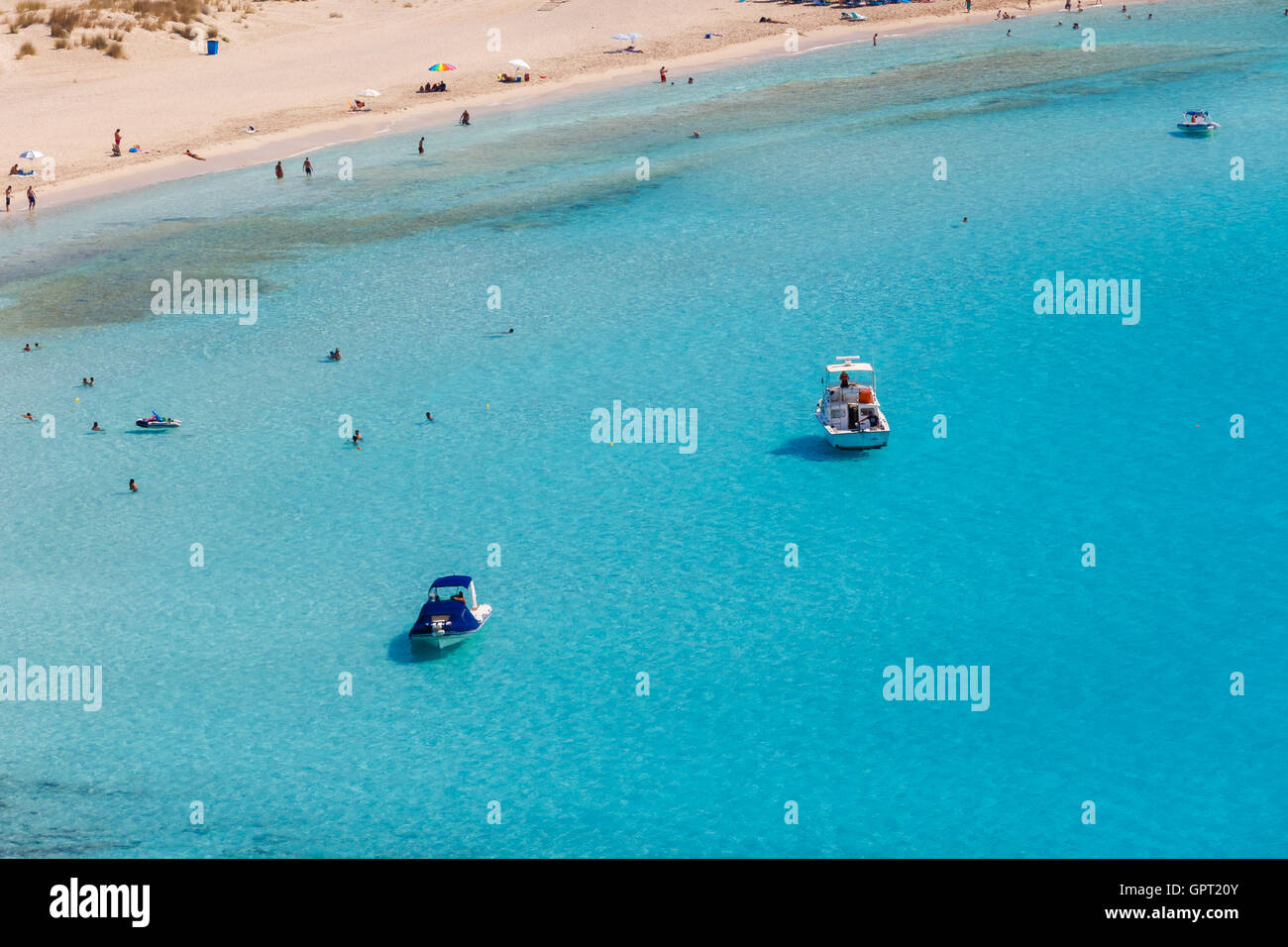 Yate de lujo en la playa en isla Elafonisos simos en Grecia con sus idílicas playas exóticas Foto de stock