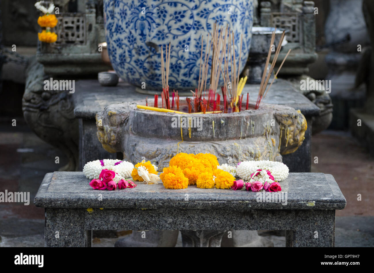 Floreals ofrece en un templo budista (Bangkok) Foto de stock
