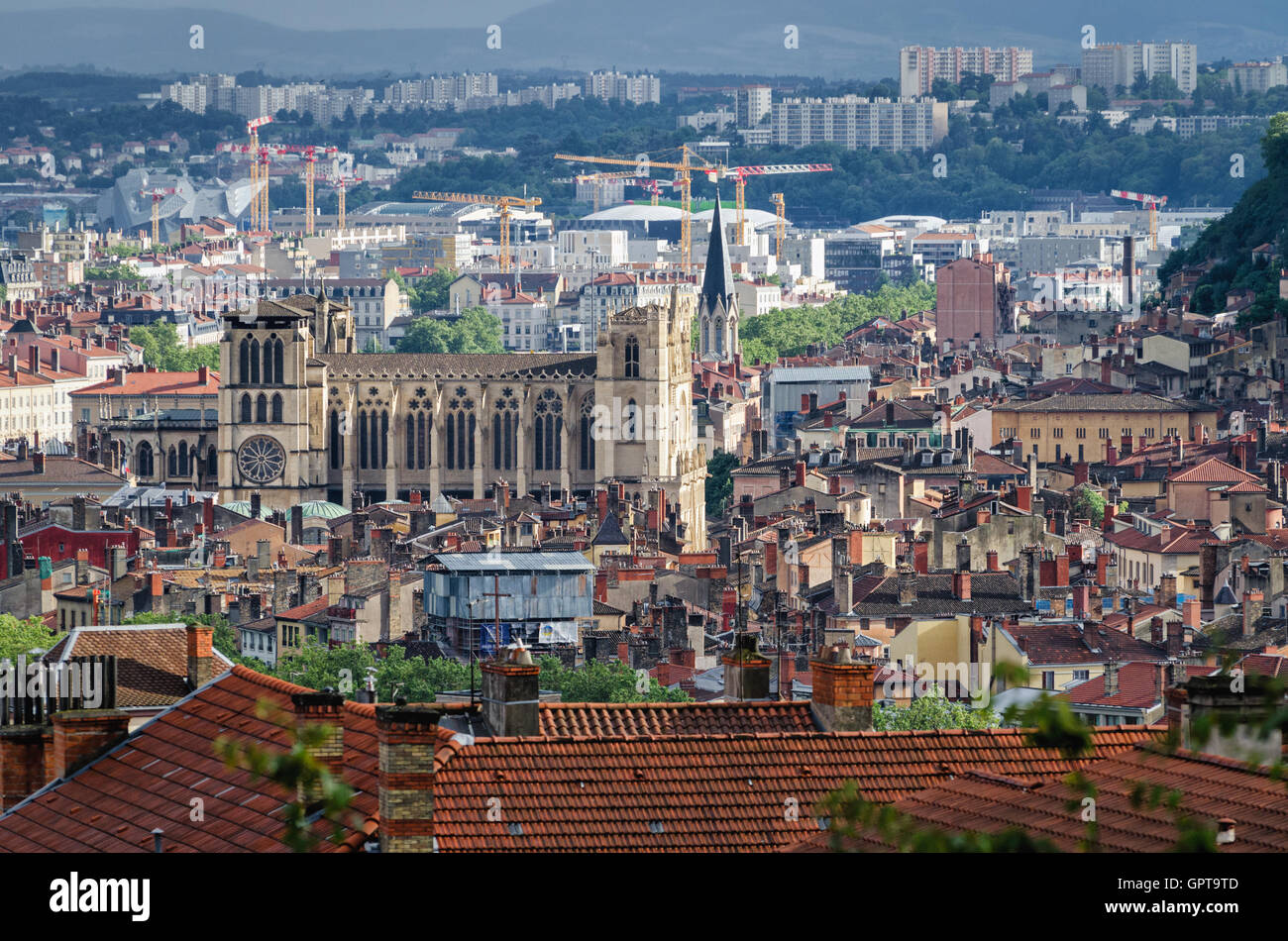 Vista panorámica de Lyon con la Catedral de Saint Jean Baptiste Foto de stock
