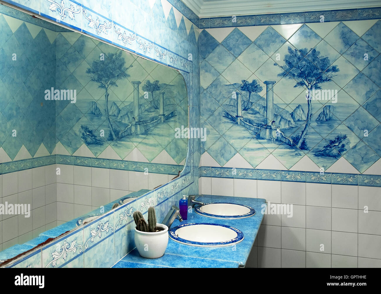 Azulejos decorativos en un baño masculino en la isla de Capri, Italia Foto de stock