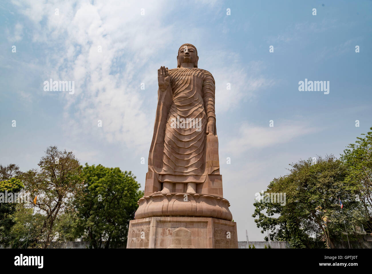 Estatua de Buda en el Parque de los ciervos en Sarnath, India, donde el Buda  dio su primer sermón. Nació en 563 A.C. y murió en el 483 A.C Fotografía de  stock - Alamy