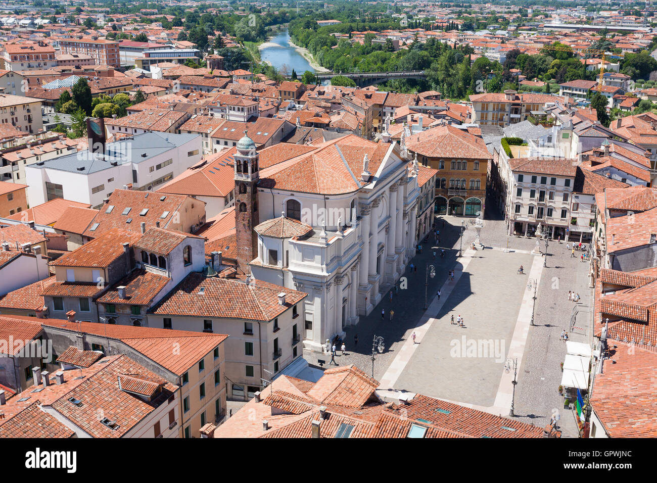 Paisaje urbano desde 'Bassano del Grappa", vista superior. Panorámica de la ciudad medieval. Paisaje típico italiano. Foto de stock