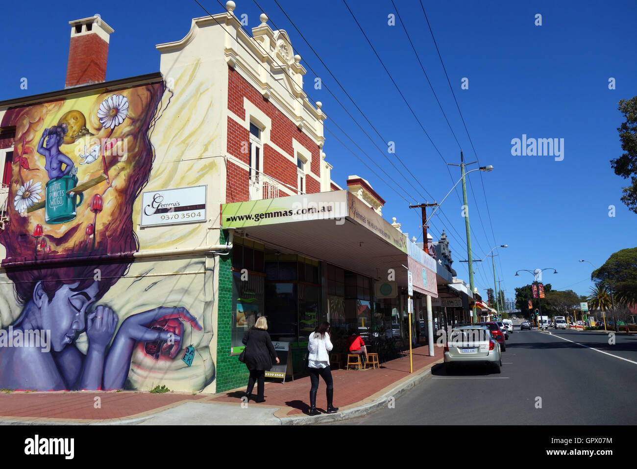 Gente y tiendas a lo largo de Whatley Crescent, Maylands, Perth, Australia Occidental. No, señor o PR Foto de stock