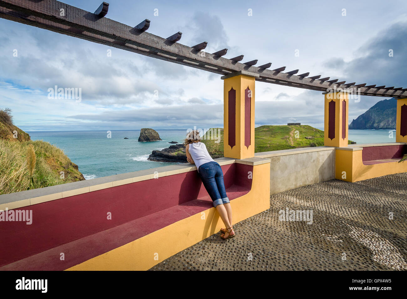 Mujer mirando el mar desde el punto de vista especial lugar en Porto da Cruz, Madeira. Foto de stock