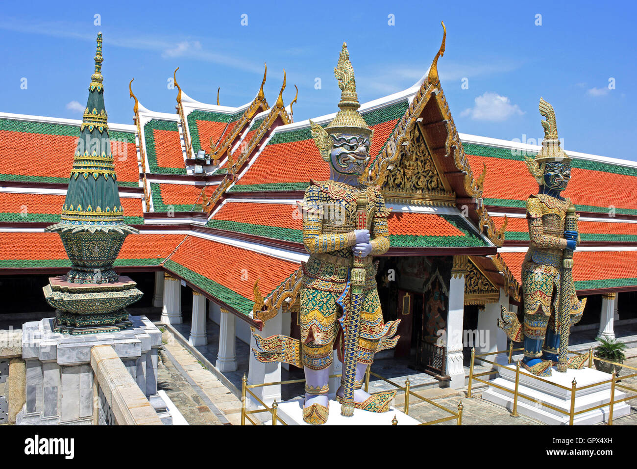 Wat Phra Kaew puerta está custodiada por un par de estatuas de yakshas, gigantes míticos de 5 metros (16 pies) de altura. Gran Palacio Bangkok Tailandia Foto de stock