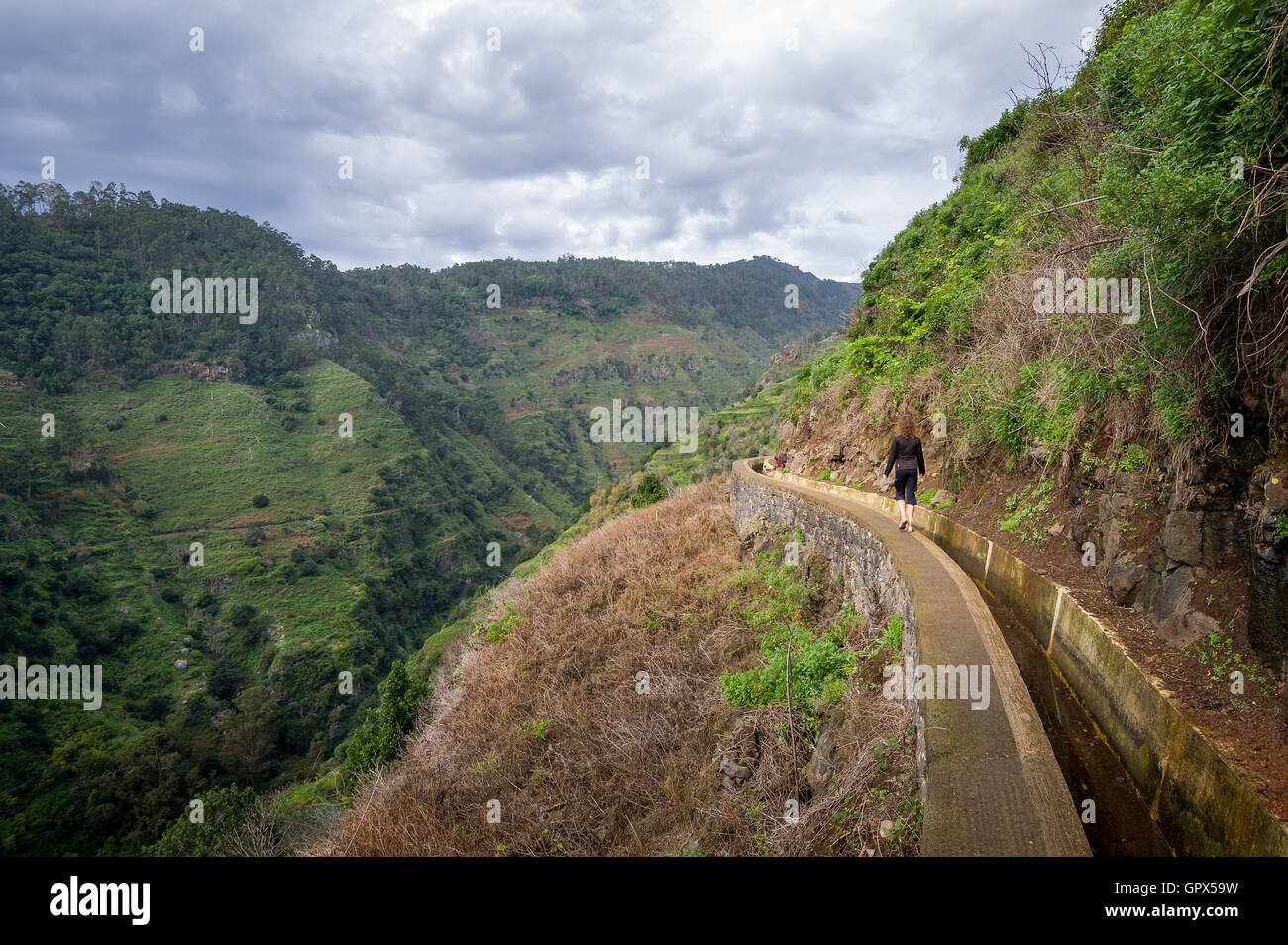 La levada nova ruta de senderismo de montaña, Madeira. Foto de stock