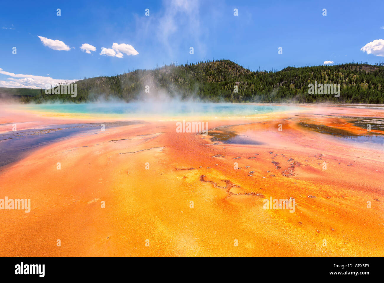 El mundialmente famoso Grand Prismatic Spring, en el Parque Nacional de Yellowstone. Foto de stock