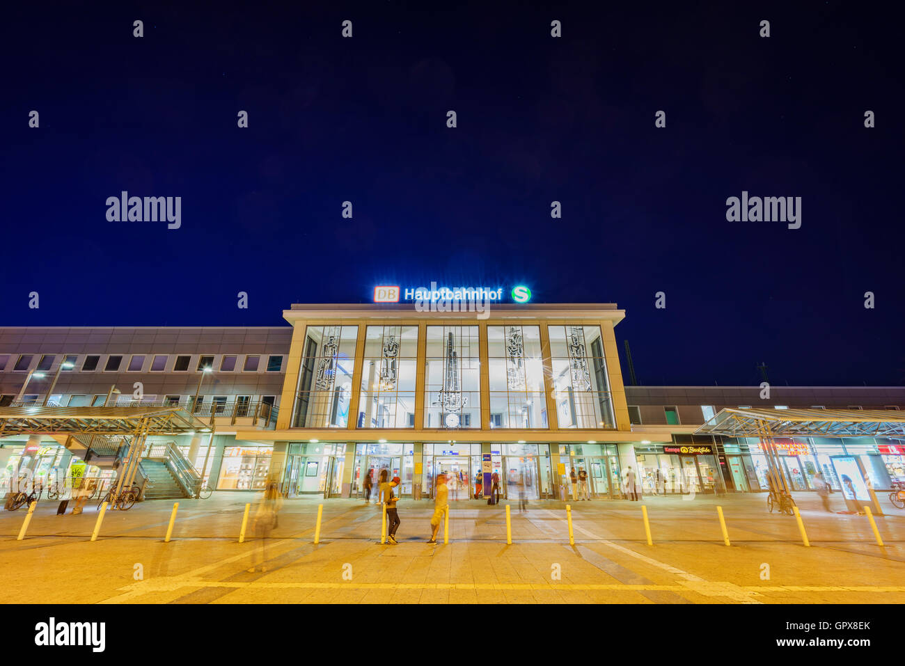 Dortmund, Aug 31: La gran y hermosa Dortmund Hauptbahnhof estación por la noche el Aug 31, 2016 en Dortmund, Alemania Foto de stock