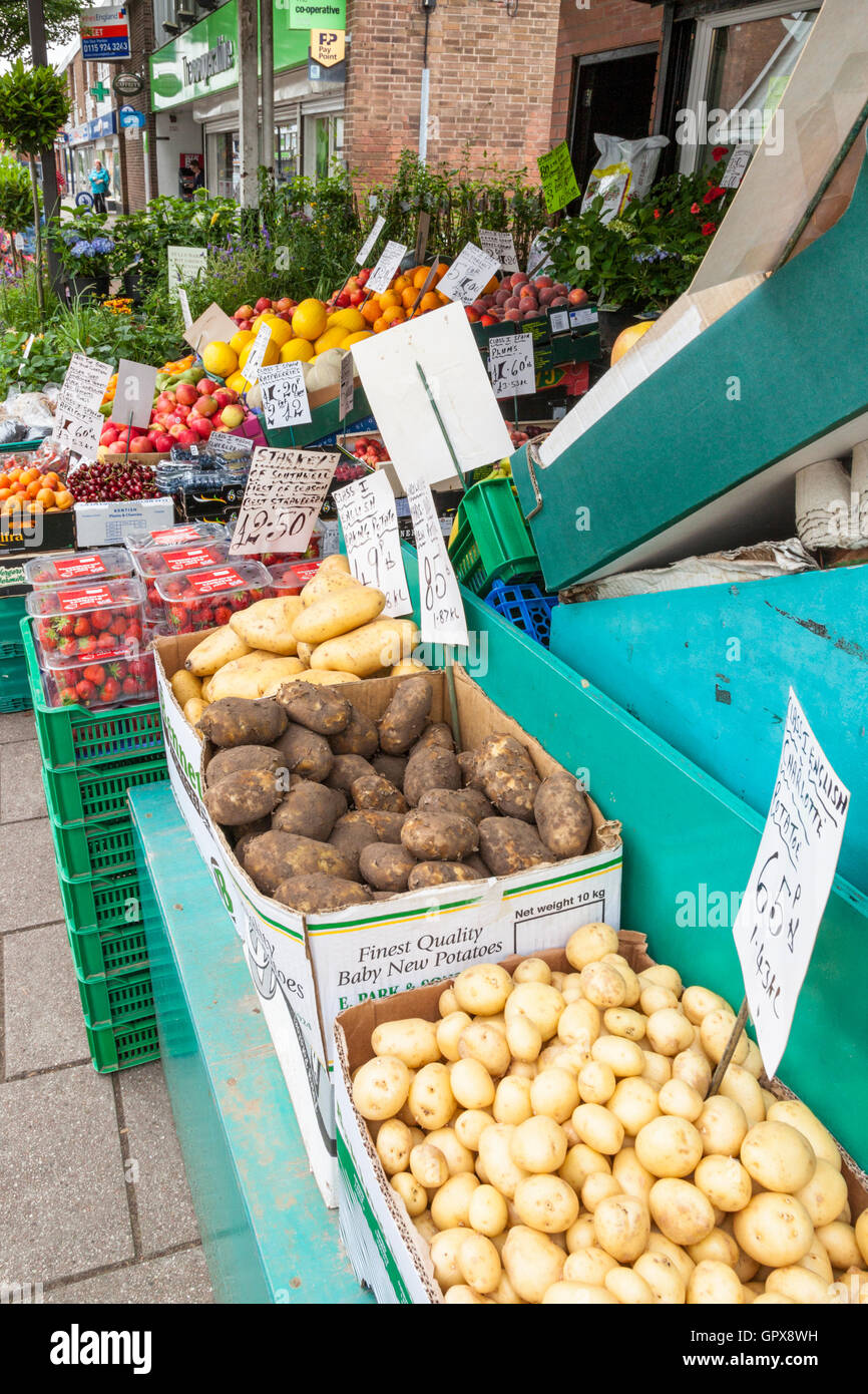 Tienda de fruta y verdura en la calle alta, Nottinghamshire, Inglaterra, Reino Unido. Foto de stock