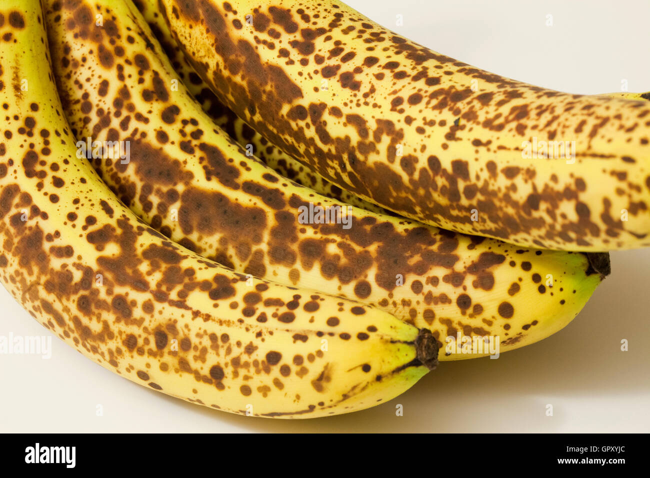 Acercamiento de plátanos demasiado maduros (manchas marrones) Foto de stock