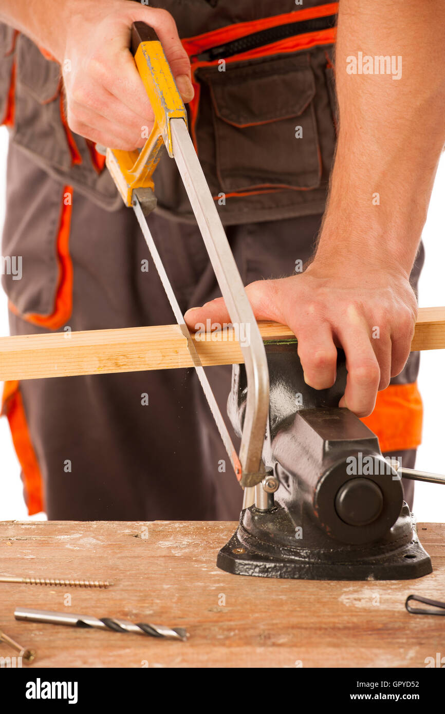Carpenter se concentra al cortar madera con una sierra eléctrica Fotografía  de stock - Alamy